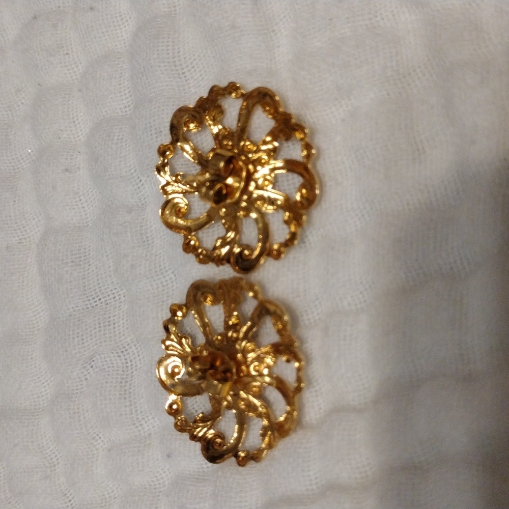 Vintage,Avon,1980circular filigree gold  toneearrings with tiny pearls in center - Picture 3 of 3